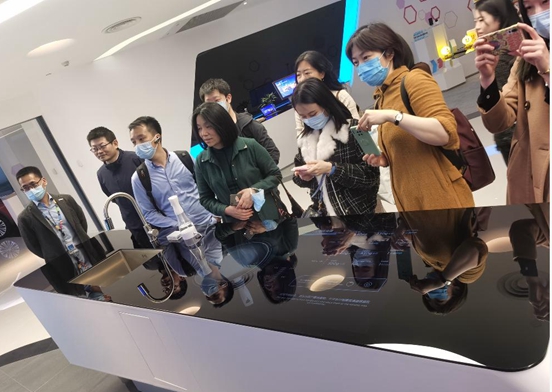 20210330-中国科技馆第八党支部参观调研联想未来中心1_副本.jpg