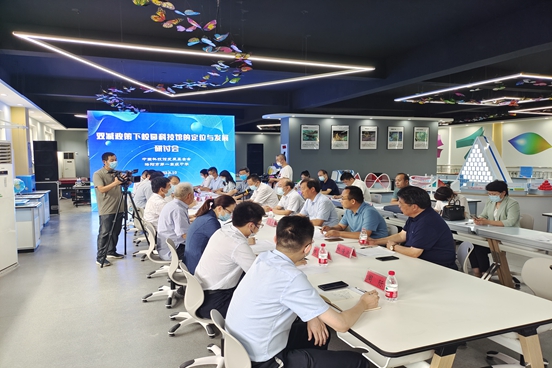 座谈会.jpg